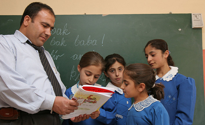 Учитель и ученицы в школе города Ван в Турции