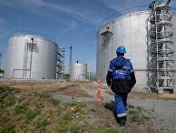 Сотрудник Новосибирской нефтебазы компании «Газпром нефть» возле резервуаров для хранения топлива Сотрудник Новосибирской нефтебазы компании «Газпром нефть» возле резервуаров для хранения топлива
