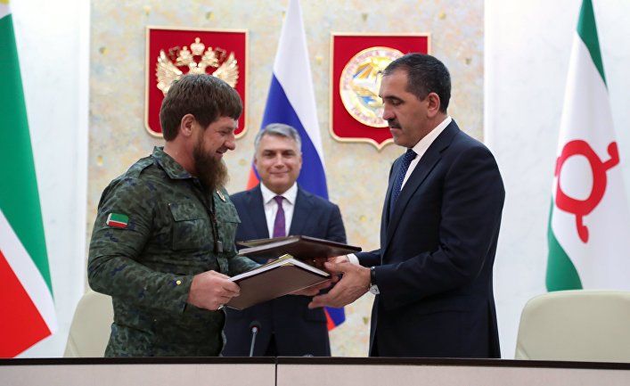 Глава Чеченской Республики Рамзан Кадыров (слева) и глава Ингушетии Юнус-Бек Евкуров