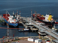 Заливка нефтепродуктов в танкеры. Архив Заливка нефтепродуктов в танкеры. Архив