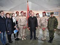 Президент РФ Владимир Путин с юнармейцами во время посещения забайкальского полигона "Цугол" Президент РФ Владимир Путин с юнармейцами во время посещения забайкальского полигона "Цугол"