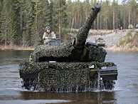 Датский танк Leopard 2 форсирует реку во время совместных учений войск НАТО Trident Juncture 2018 ("Единый трезубец") в Норвегии