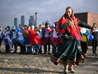 Волонтеры во время флешмоба, где будут развернуты флаги всех 85 регионов России в честь Дня народного единства на Поклонной горе в Москве