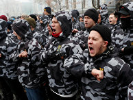 Активисты ультраправых организаций во время митинга в поддержку ВМС Украины в Киеве Активисты ультраправых организаций во время митинга в поддержку ВМС Украины в Киеве