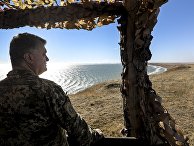 Президент Украины Петр Порошенко во время учений Вооруженных сил Украины на побережье Азовского моря. 12 октября 2018