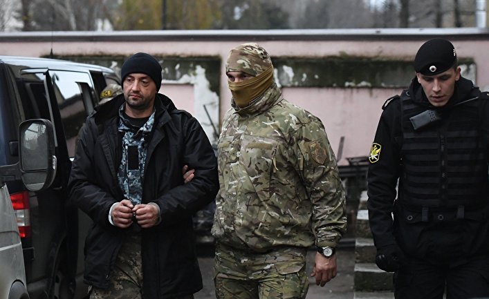 Один из задержанных моряков с корабля ВМС Украины у Киевского районного суда Симферополя