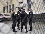 Сотрудники правоохранительных органов у здания Киевского районного суда Симферополя Сотрудники правоохранительных органов у здания Киевского районного суда Симферополя