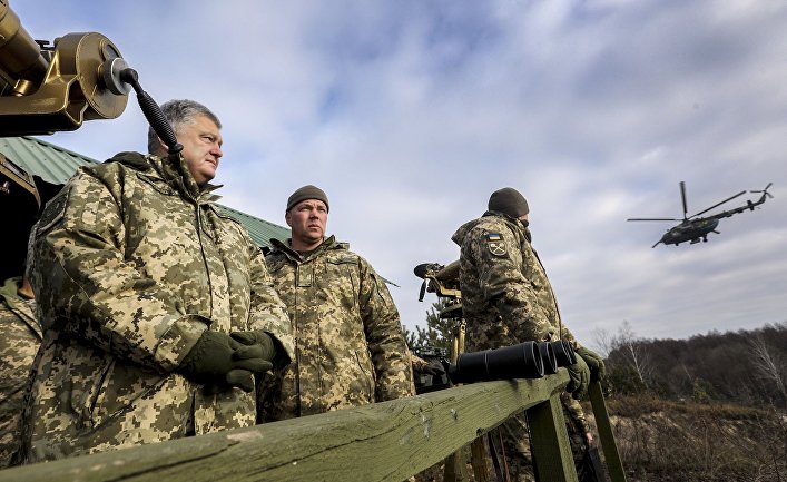 Президент Украины Петр Порошенко и командующий Десантно-штурмовыми войсками ВС Украины Михаил Забродский во время тактических учений десантно-штурмовых войск в Житомирской области. 21 ноября 2018