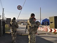Украинские пограничники на контрольно-пропускном пункте