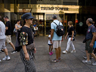 Прохожие у входа в Трамп-Тауэр в Нью-Йорке Прохожие у входа в Трамп-Тауэр в Нью-Йорке