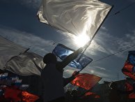 Участники мероприятия в стиле арт-моб "Воссоединение" по случаю празднования годовщины "Крымской весны" в Симферополе Участники мероприятия в стиле арт-моб "Воссоединение" по случаю празднования годовщины "Крымской весны" в Симферополе