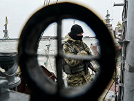 Украинский военнослужащий на борту корабля береговой охраны в Мариуполе Украинский военнослужащий на борту корабля береговой охраны в Мариуполе