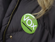 Значек сторонника партии Vox во время демонстрации в Мадриде Значек сторонника партии Vox во время демонстрации в Мадриде