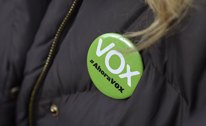 Значек сторонника партии Vox во время демонстрации в Мадриде