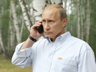 Владимир Путин во время телефонного разговора с президентом РФ Дмитрием Медведевым Владимир Путин во время телефонного разговора с президентом РФ Дмитрием Медведевым