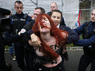 Задержание активистки Femen французской полицией в Хенин-Бомон Задержание активистки Femen французской полицией в Хенин-Бомон