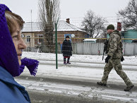 Люди на границе в городе Милове, Украина Люди на границе в городе Милове, Украина