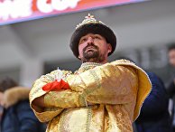 Болельщик в историческом костюме перед началом матча второго этапа Еврохоккейтура 2018/19 "Кубок Первого канала" между сборными командами Швеции и России Болельщик в историческом костюме перед началом матча второго этапа Еврохоккейтура 2018/19 "Кубок Первого канала" между сборными командами Швеции и России