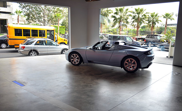 Электромобиль Tesla Roadster в выставочном зале магазина в Лос-Анджелесе