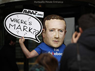 Активист, одетый в маску генерального директора Facebook Марка Цукерберга Активист, одетый в маску генерального директора Facebook Марка Цукерберга