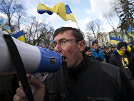 Юрий Луценко во время уличных протестов в Киеве в декабре 2013 года Юрий Луценко во время уличных протестов в Киеве в декабре 2013 года