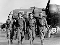 Пилоты из Женской службы пилотов военно-воздушных сил США в 1943 году Пилоты из Женской службы пилотов военно-воздушных сил США в 1943 году