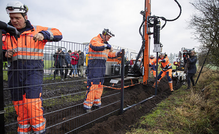 РабоÑие ÑÑÑановили Ð·Ð°Ð±Ð¾Ñ Ð½Ð° гÑаниÑе Ð¼ÐµÐ¶Ð´Ñ Ðанией и ÐеÑманией в ÐадбоÑге, ÑÑÐ¾Ð±Ñ Ð¿ÑедоÑвÑаÑиÑÑ Ð¿ÐµÑеÑеÑение гÑаниÑÑ Ð´Ð¸ÐºÐ¸Ð¼Ð¸ кабанами