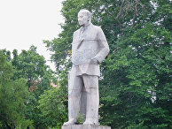 Памятник О.В.Куусинену в Петрозаводске. Открыт 22 июня 1973 года, скульптор Б.И.Дюжев. Памятник О.В.Куусинену в Петрозаводске. Открыт 22 июня 1973 года, скульптор Б.И.Дюжев.
