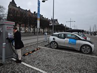 Станция зарядки электричеством автомобилей на набережной в Стокгольме Станция зарядки электричеством автомобилей на набережной в Стокгольме