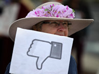 Участница акции протеста у штаб-квартиры Facebook в Менло-Парке Участница акции протеста у штаб-квартиры Facebook в Менло-Парке