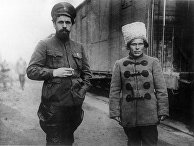Павел Дыбенко и Нестор Махно, 1919 год Павел Дыбенко и Нестор Махно, 1919 год