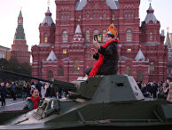 Женщина на Красной площади в Москве, где прошел посвященный 77-летию военного парада 1941 года марш Женщина на Красной площади в Москве, где прошел посвященный 77-летию военного парада 1941 года марш