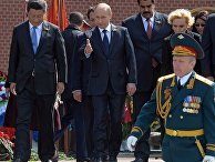 Председатель Китайской Народной Республики Си Цзиньпин (слева), президент России Владимир Путин (в центре), президент Республики Венесуэла Николас Мадуро (справа) Председатель Китайской Народной Республики Си Цзиньпин (слева), президент России Владимир Путин (в центре), президент Республики Венесуэла Николас Мадуро (справа)