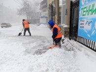 Дворники чистят снег на одной из улиц Челябинска Дворники чистят снег на одной из улиц Челябинска
