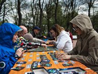 Люди играют в настольные игры в парке Люди играют в настольные игры в парке