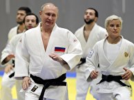 Президент РФ Владимир Путин во время тренировки по дзюдо на татами во время посещения спортивно-тренировочного комплекса "Юг-Спорт". Справа - российская дзюдоистка Наталья Кузютина Президент РФ Владимир Путин во время тренировки по дзюдо на татами во время посещения спортивно-тренировочного комплекса "Юг-Спорт". Справа - российская дзюдоистка Наталья Кузютина