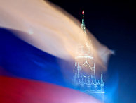Российский флаг на фоне Спасской башни Московского Кремля в Москве Российский флаг на фоне Спасской башни Московского Кремля в Москве