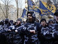 Бойцы «Азова» во время митинга перед зданием Генеральной прокуратуры Украины в Киеве Бойцы «Азова» во время митинга перед зданием Генеральной прокуратуры Украины в Киеве