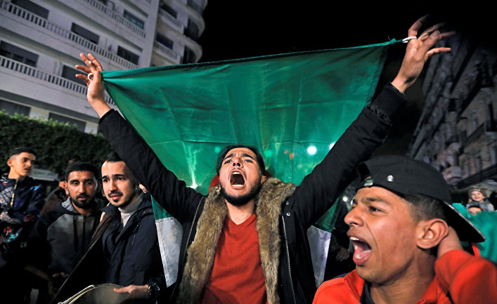 Люди празднуют отказ президента Алжира Абдельазиз Бутефлика от участия в выборах президента в Алжире