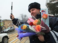 Сотрудники ГИБДД поздравили женщин-водителей с 8 Марта Сотрудники ГИБДД поздравили женщин-водителей с 8 Марта