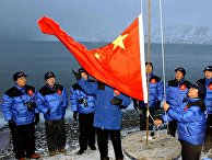 Члены китайской экспедиции поднимают национальный флаг Члены китайской экспедиции поднимают национальный флаг