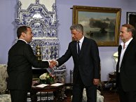 Премьер-министр РФ Д. Медведев встретился с кандидатом в президенты Украины Ю. Бойко и украинском политиком В. Медведчуком Премьер-министр РФ Д. Медведев встретился с кандидатом в президенты Украины Ю. Бойко и украинском политиком В. Медведчуком