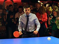 Кандидат в президенты Украины актер Владимир Зеленский играет в настольный теннис в своем избирательном штабе в Киеве Кандидат в президенты Украины актер Владимир Зеленский играет в настольный теннис в своем избирательном штабе в Киеве