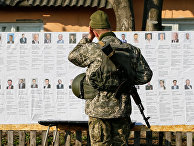 Украинский военнослужащий на избирательном участке в селе Зайцево, Украина Украинский военнослужащий на избирательном участке в селе Зайцево, Украина