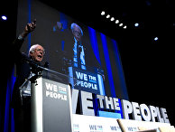 Сенатор Берни Сандерс выступает во время саммита We The People Membership Summit в Вашингтоне Сенатор Берни Сандерс выступает во время саммита We The People Membership Summit в Вашингтоне