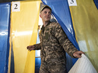 Украинский солдат на избирательном участке в Курахово Украинский солдат на избирательном участке в Курахово