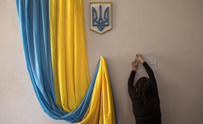 Подготовка избирателььного участка в преддверии президентских выборов в Киеве