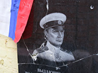 Разбитая вандалами мемориальная доска в честь адмирала А.Колчака Разбитая вандалами мемориальная доска в честь адмирала А.Колчака