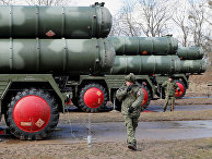 Боевые расчеты новейших зенитных ракетных систем С-400 "Триумф" Боевые расчеты новейших зенитных ракетных систем С-400 "Триумф"