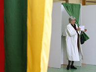 Женщина на избирательном участке в Вильнюсе Женщина на избирательном участке в Вильнюсе